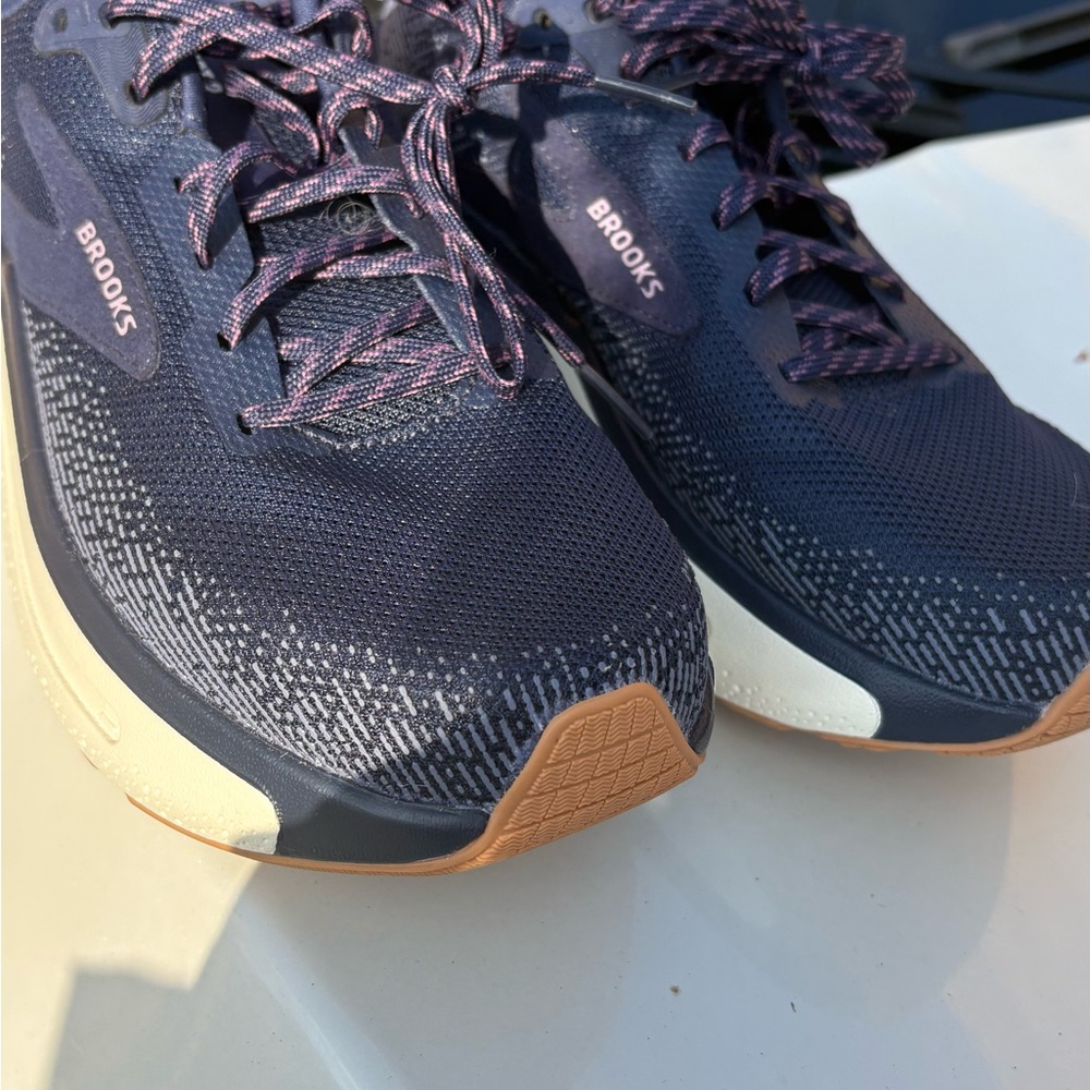 Brooks Women's Athletic Shoes - Navy and White with Tan Sole!